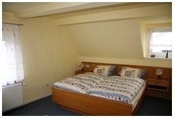 Schlafzimmer mit Doppelbett
