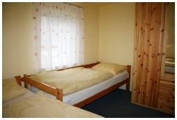 Schlafzimmer mit zwei Einzelbetten